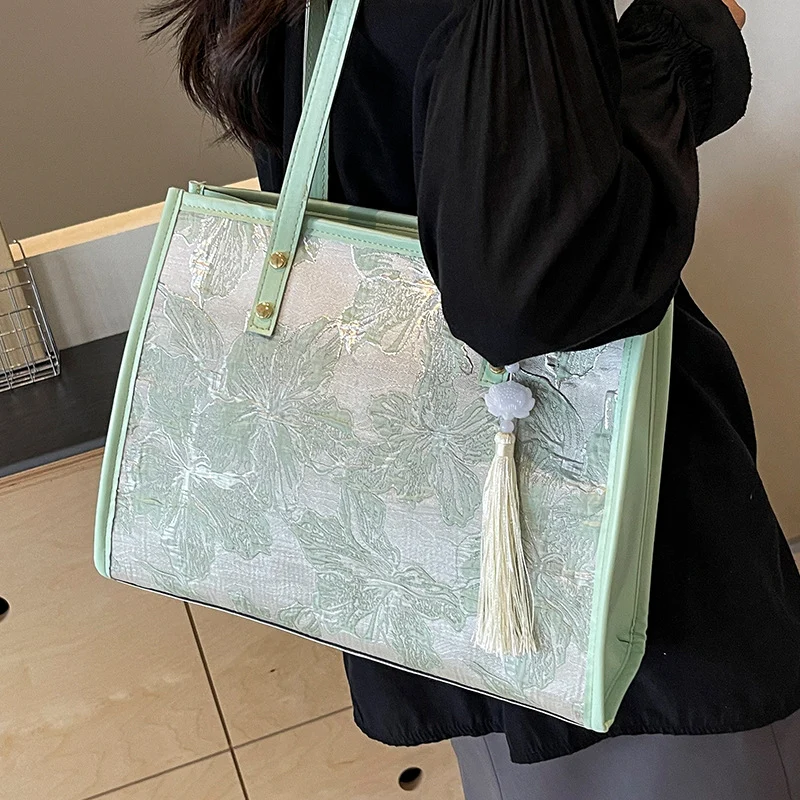 Floral bestickte Handtasche
