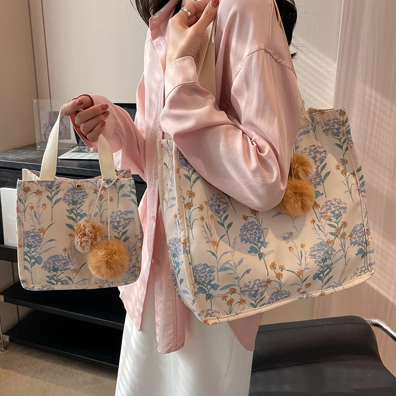 Blumenverzierte Tasche