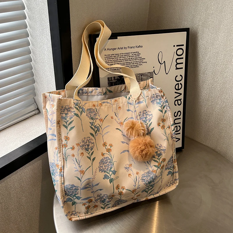 Blumenverzierte Tasche