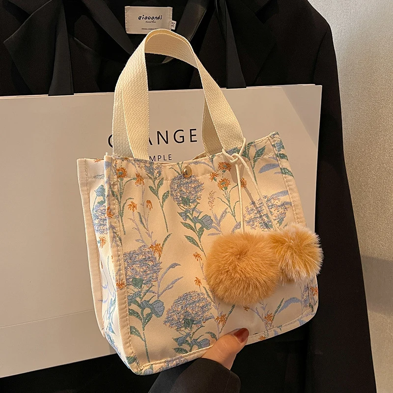 Blumenverzierte Tasche