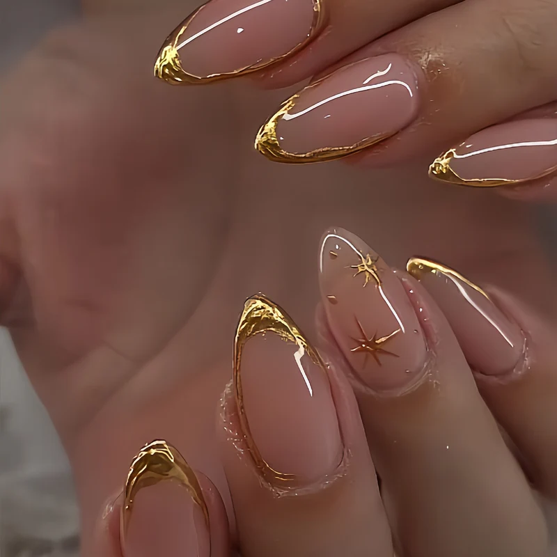 Elegante Press-On Nägel mit goldenen Akzenten