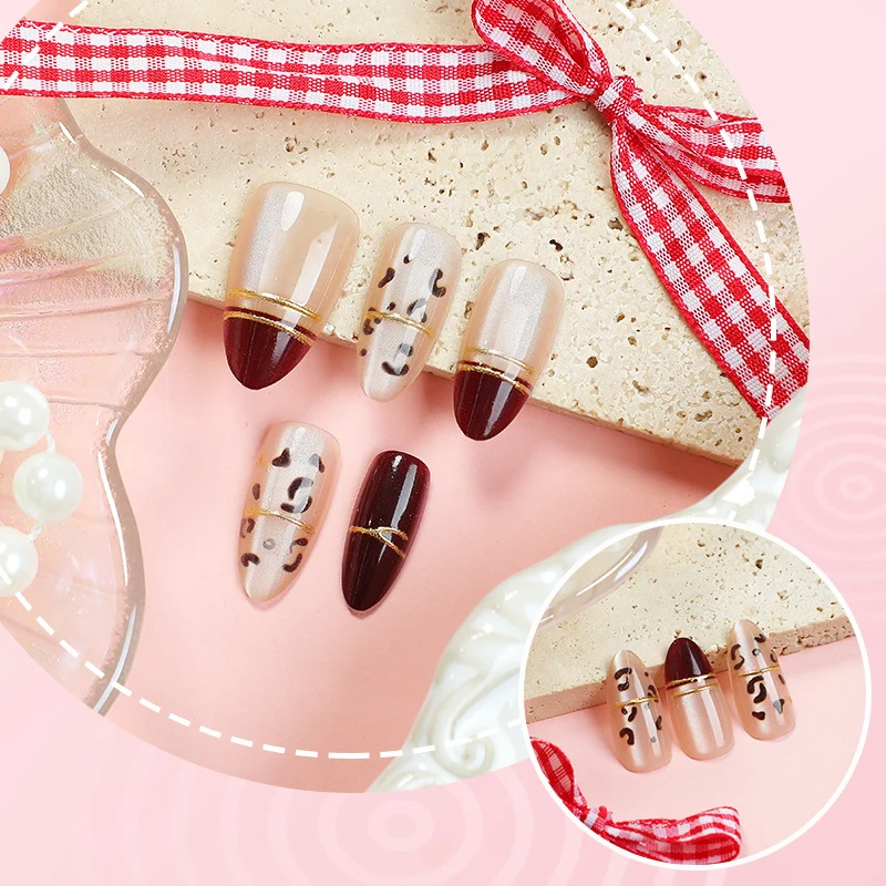 Elegantes Press-On-Nagelset mit geometrischen und metallischen Designs