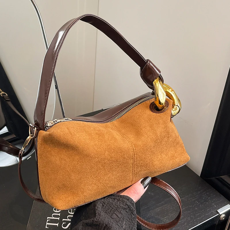 Elegante Wildleder-Handtasche mit goldenen Akzenten
