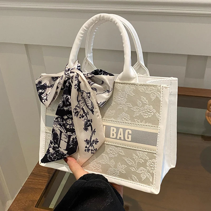 Elegante strukturierte Umhängetasche