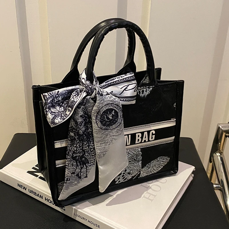 Elegante strukturierte Umhängetasche