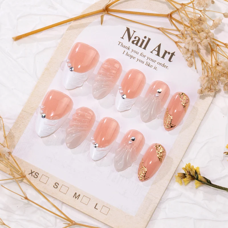Elegantes Press-On Nagelkunst-Set mit Perlen- und Blumenschmuck