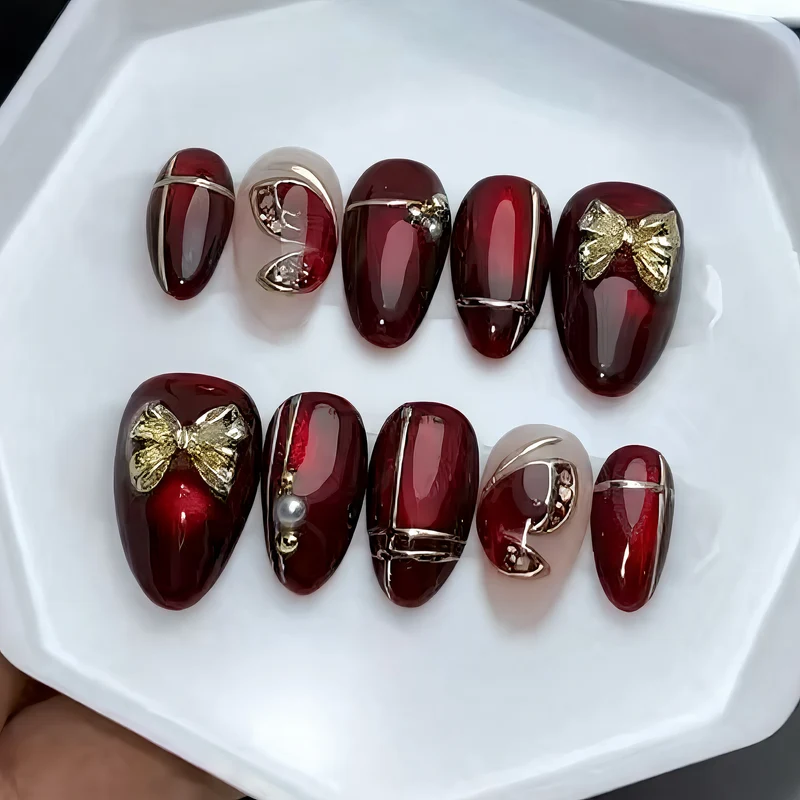 Elegantes Nagelkunst-Set mit goldenen Verzierungen