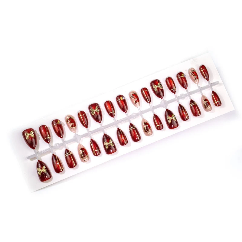 Elegantes Nagelkunst-Set mit goldenen Verzierungen