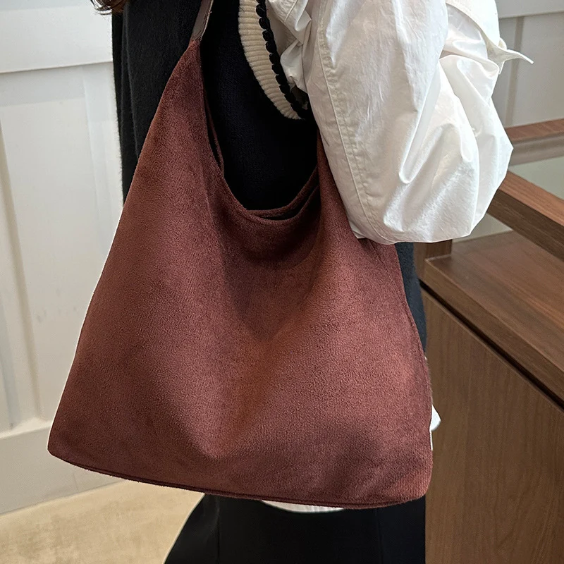 Minimalistische Wildleder Schultertasche
