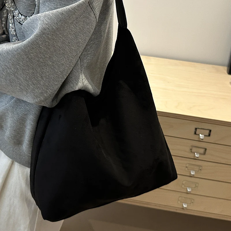 Minimalistische Wildleder Schultertasche