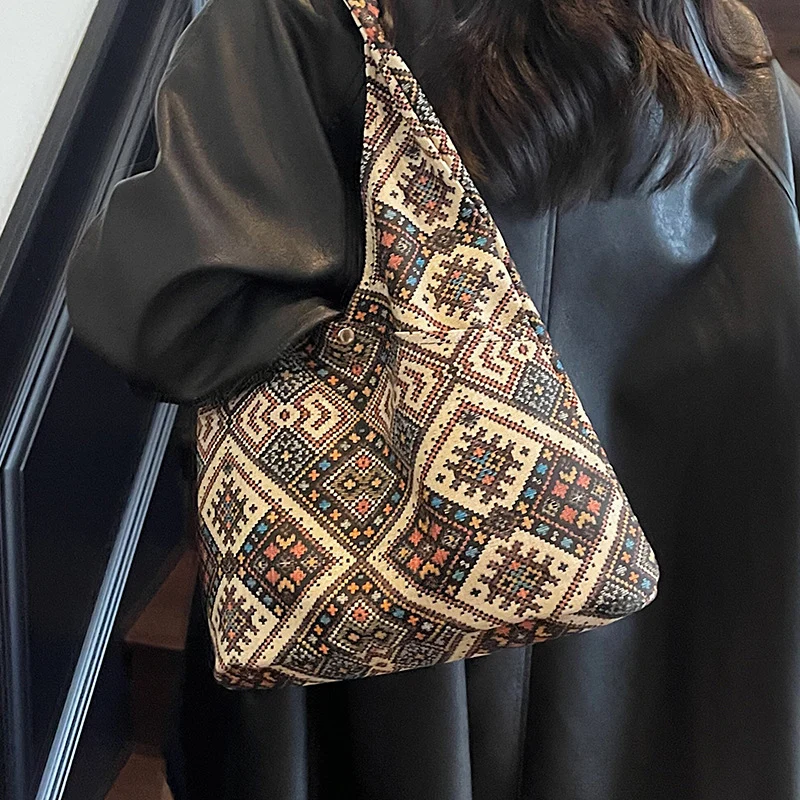 Ethnisch inspiriertes gemustertes Sling Bag