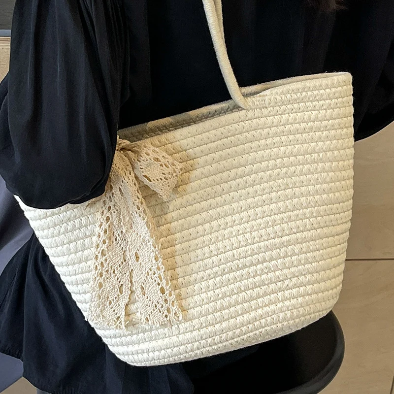 Handgefertigte dekorative Strohtasche