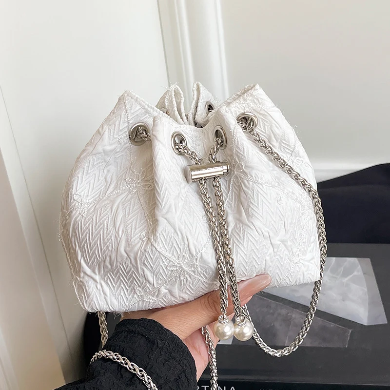Elegante Satin-Handtasche mit Kordelzug