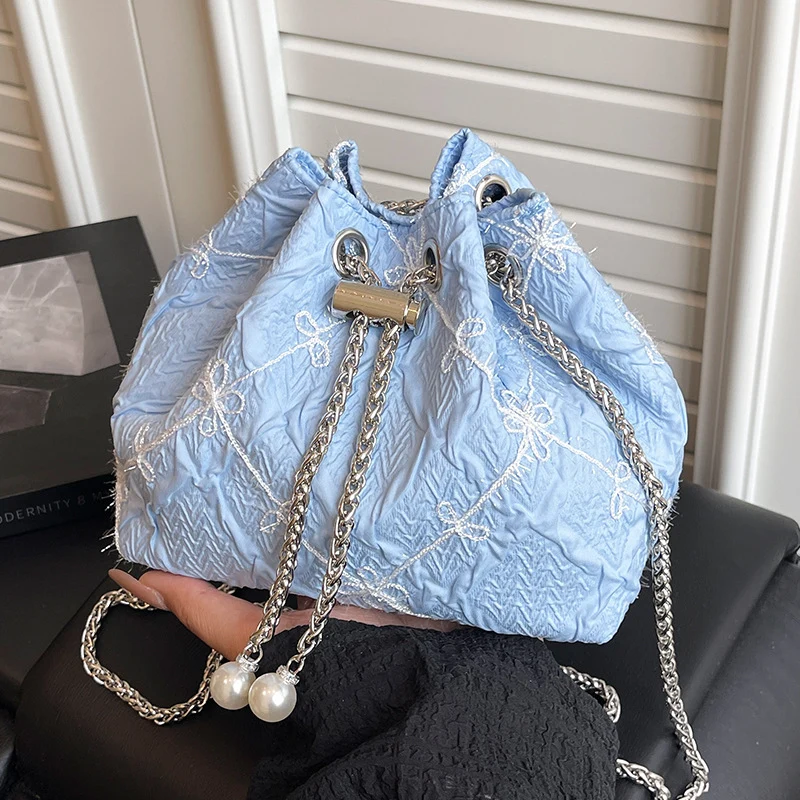 Elegante Satin-Handtasche mit Kordelzug