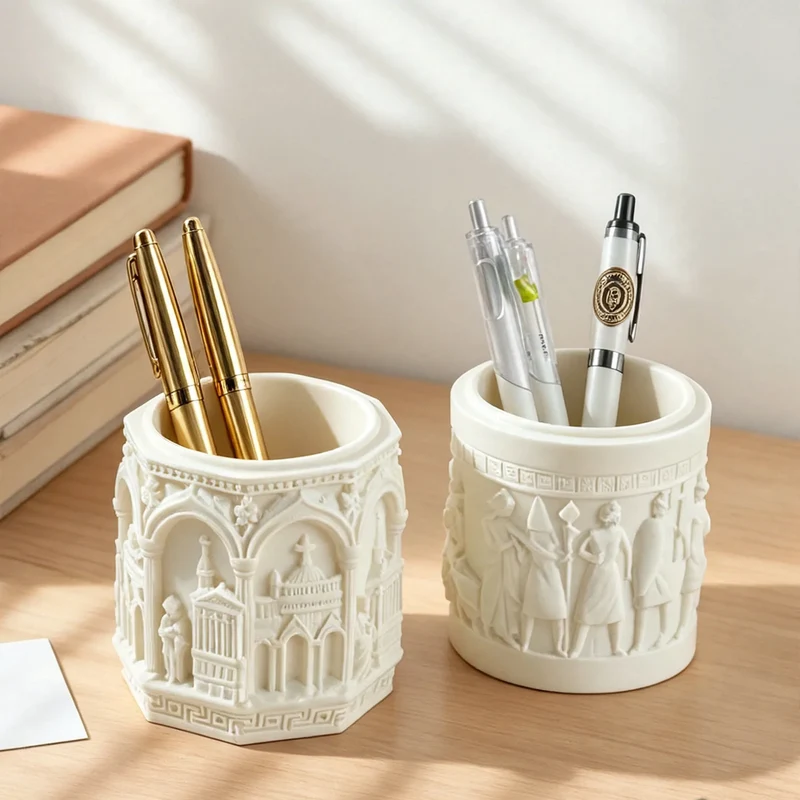 Stiftehalter mit römischem Flachrelief-Design