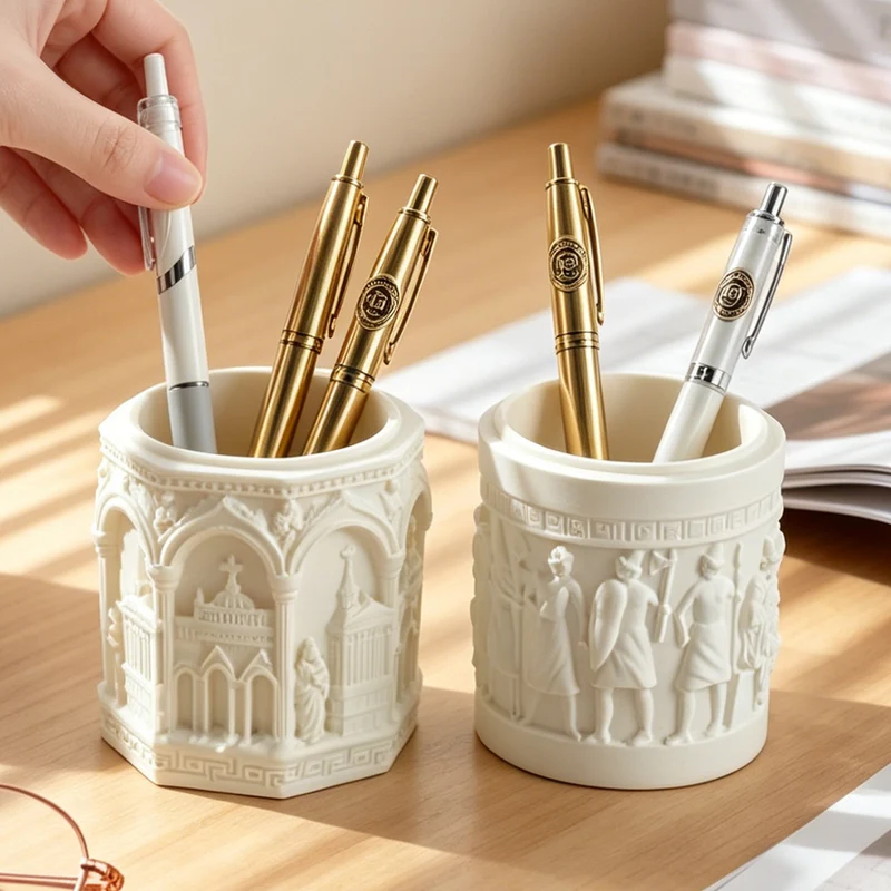 Stiftehalter mit römischem Flachrelief-Design