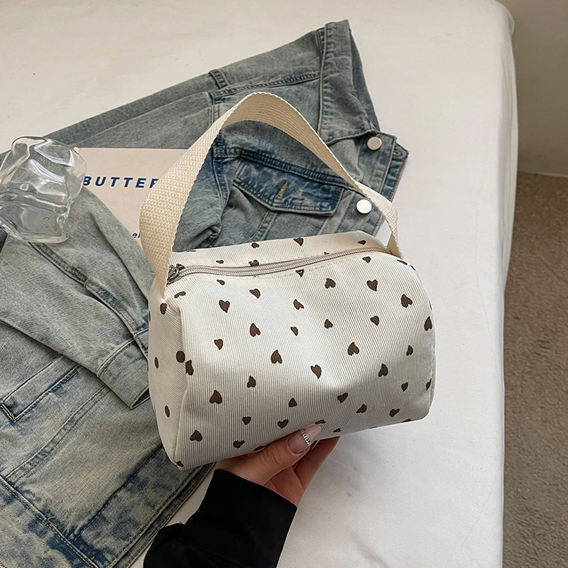 Hübsche Handtasche mit Herzmuster
