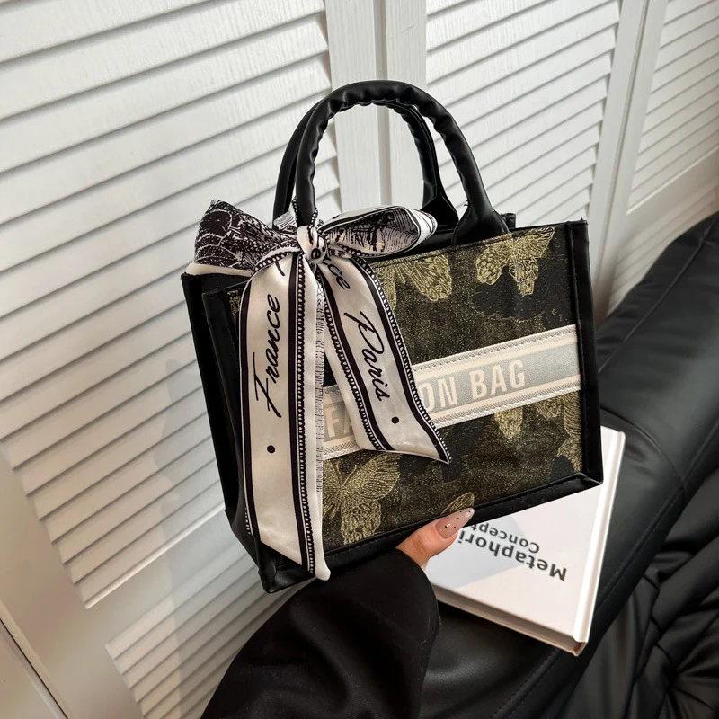 Strukturierte Handtasche mit modischem Band