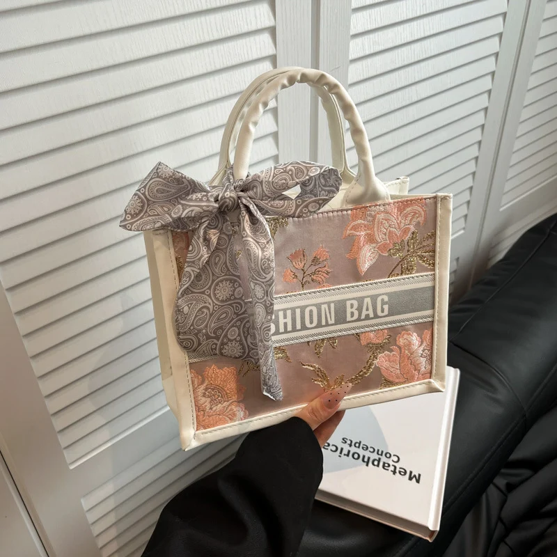 Strukturierte Handtasche mit modischem Band