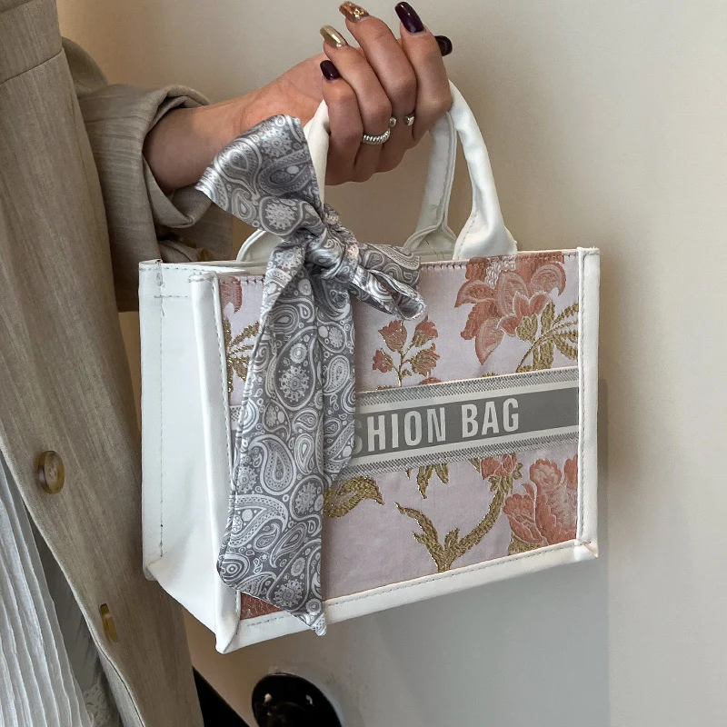 Strukturierte Handtasche mit modischem Band