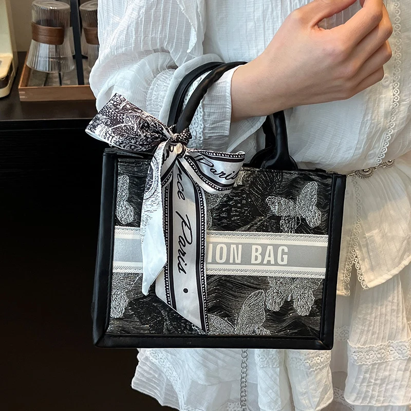 Strukturierte Handtasche mit modischem Band