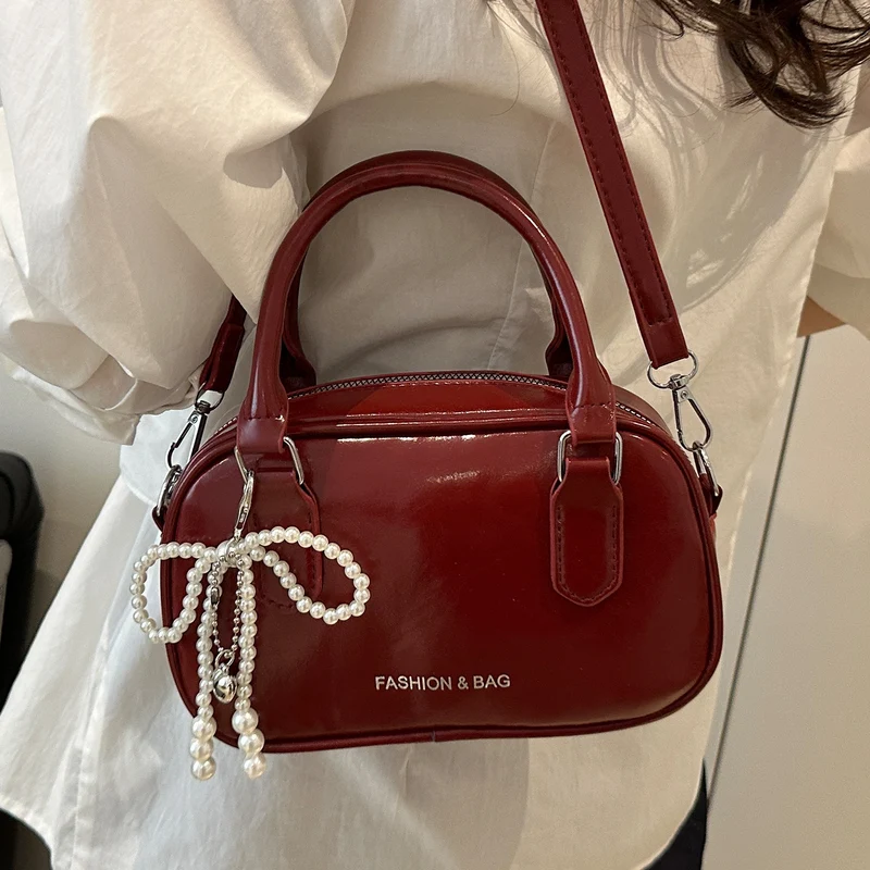 Elegante perlenverzierte Handtasche