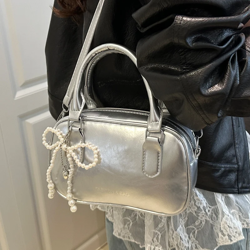 Elegante perlenverzierte Handtasche