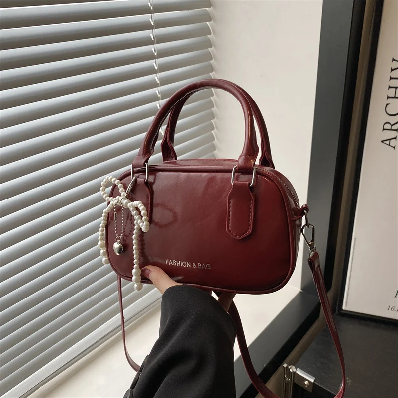 Elegante perlenverzierte Handtasche