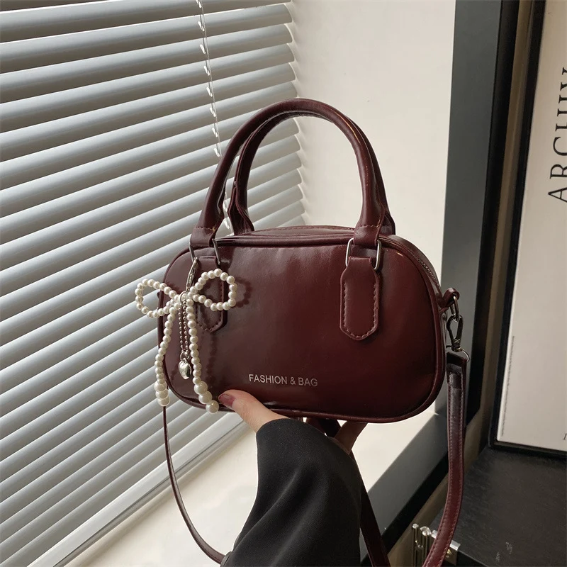Elegante perlenverzierte Handtasche