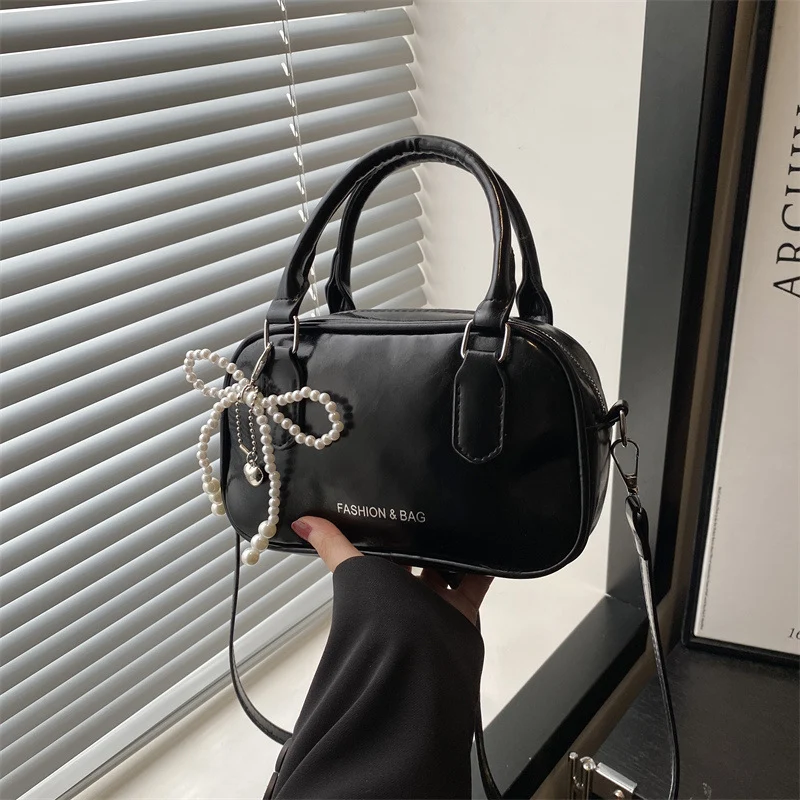 Elegante perlenverzierte Handtasche