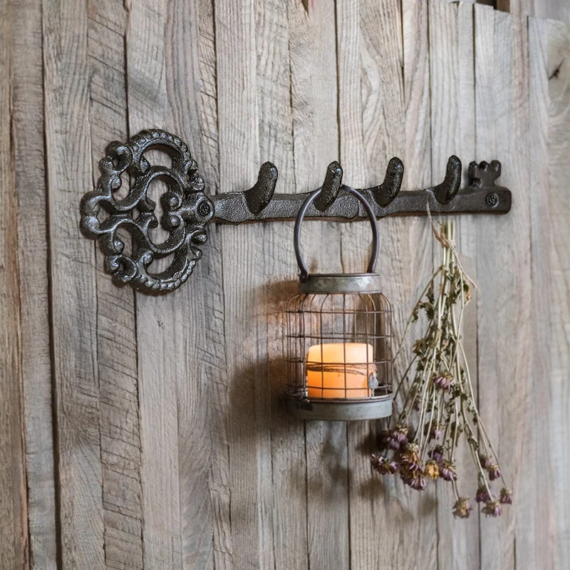 Wandhaken aus Eisen mit Schlüsselmotiven