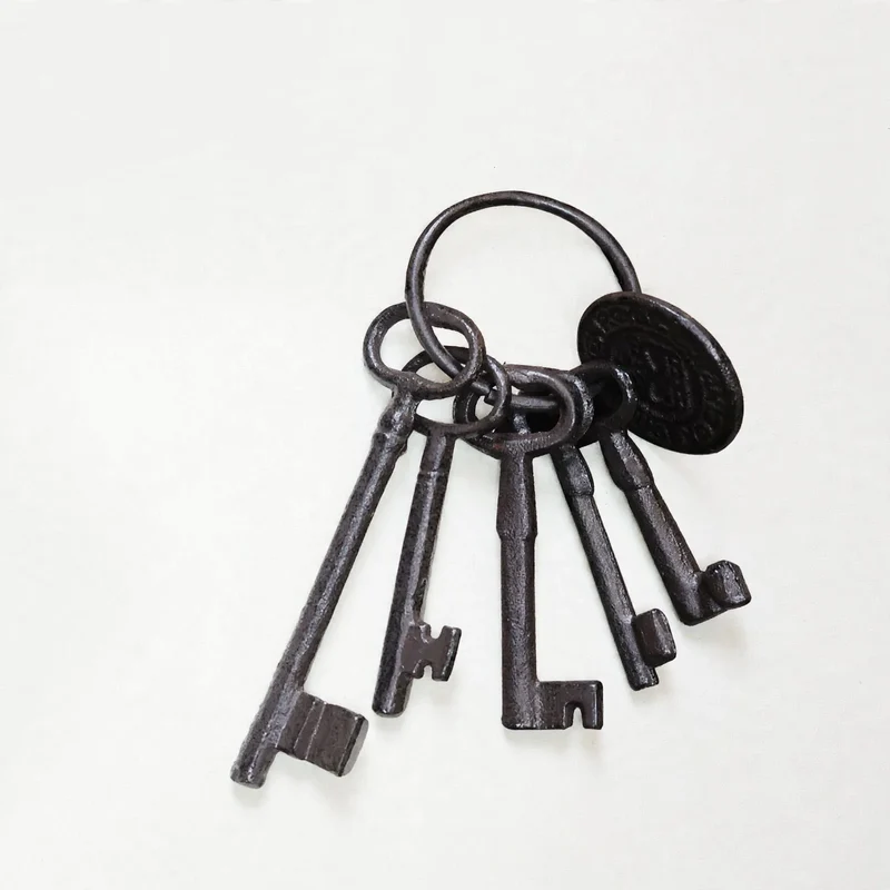 Wandhaken aus Eisen mit Schlüsselmotiven