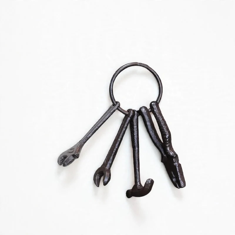 Wandhaken aus Eisen mit Schlüsselmotiven
