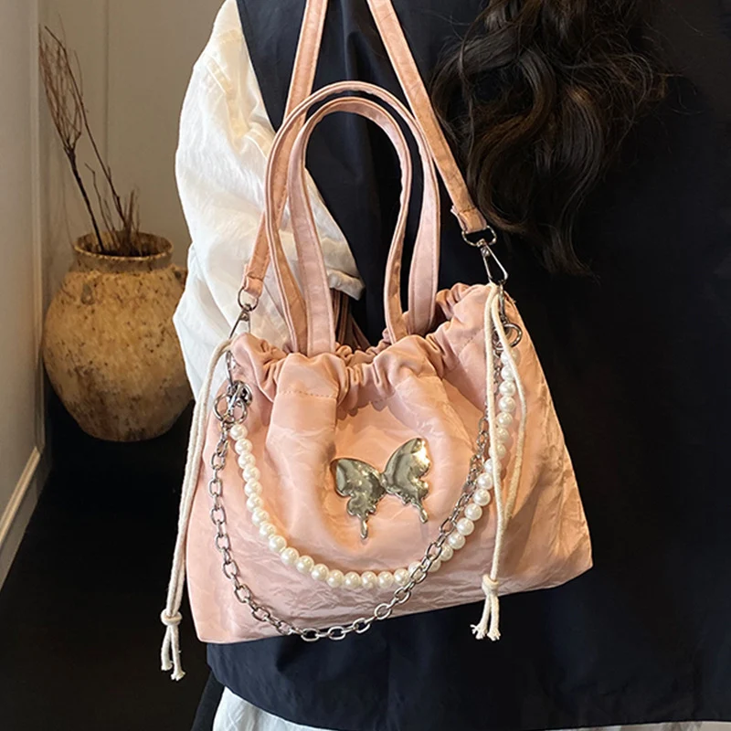 Elegante Mini-Handtasche mit Perlenakzenten und Kordelzug