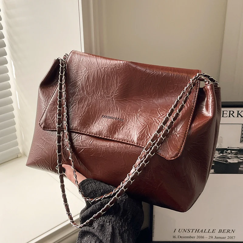 Schultertasche mit Kettenverzierung