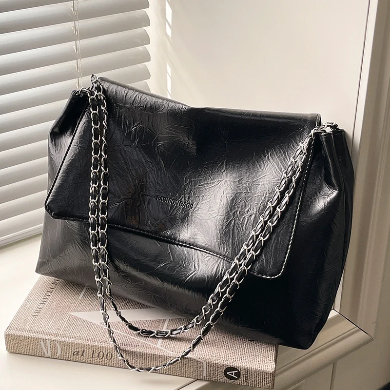 Schultertasche mit Kettenverzierung