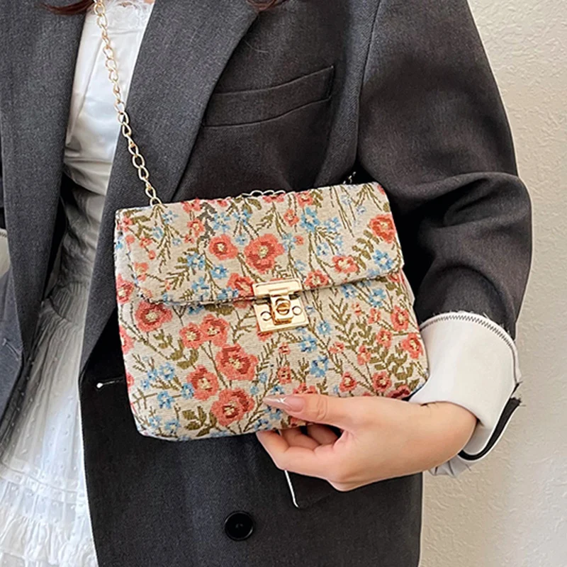 Blumengemusterte Abendtasche