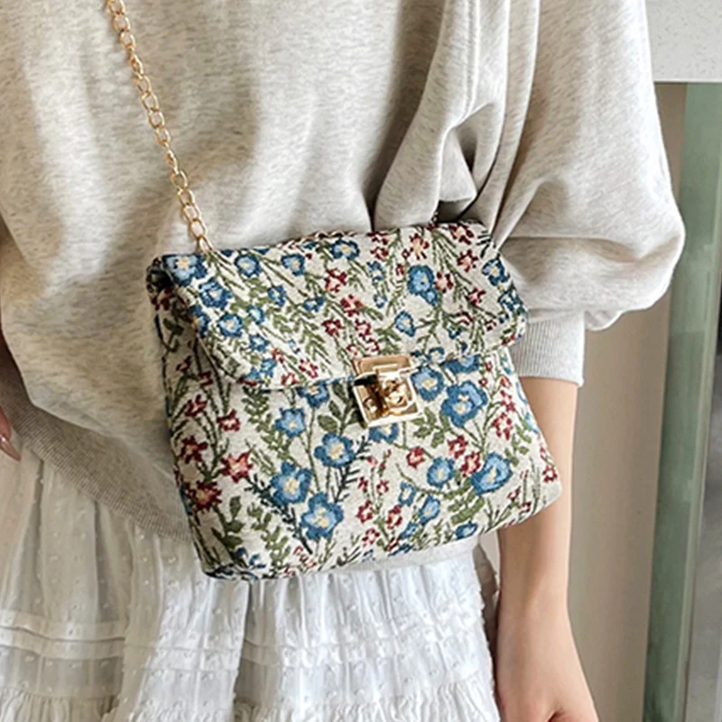 Blumengemusterte Abendtasche
