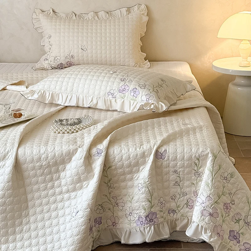 Baumwoll-Steppbett mit Stickerei, drei Teile