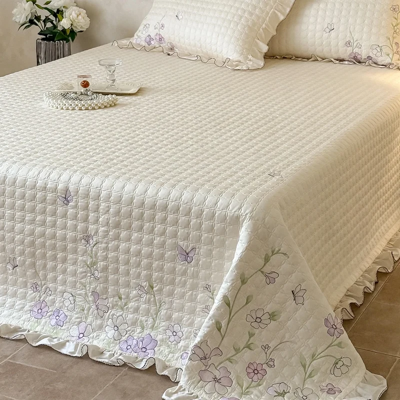 Baumwoll-Steppbett mit Stickerei, drei Teile