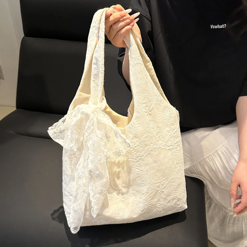 Elegante Handtasche mit Spitzenbesatz