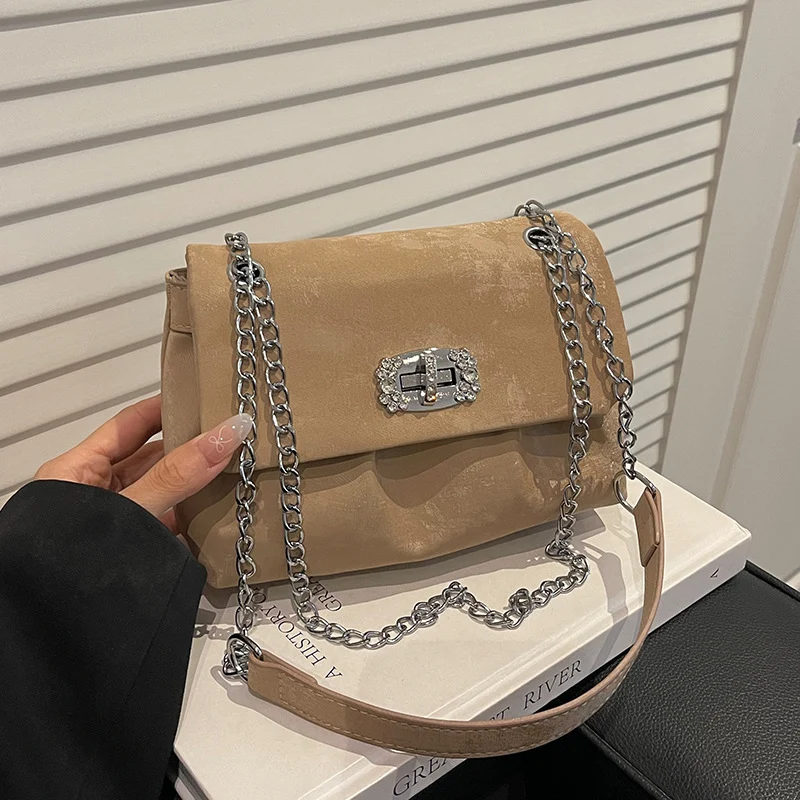 Elegante handgefertigte samtige Abendtasche