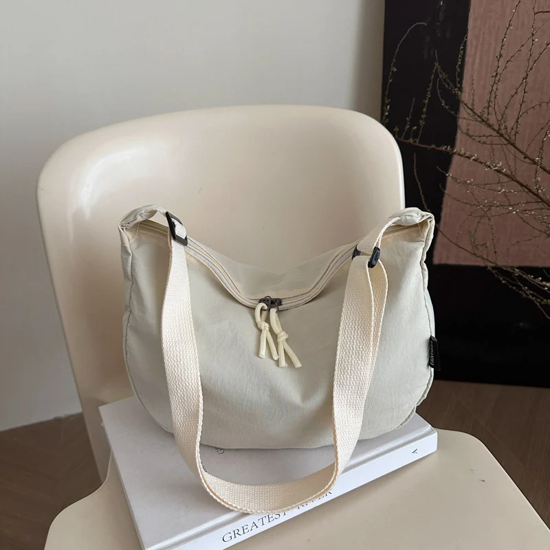 Bequeme lockere Schultertasche