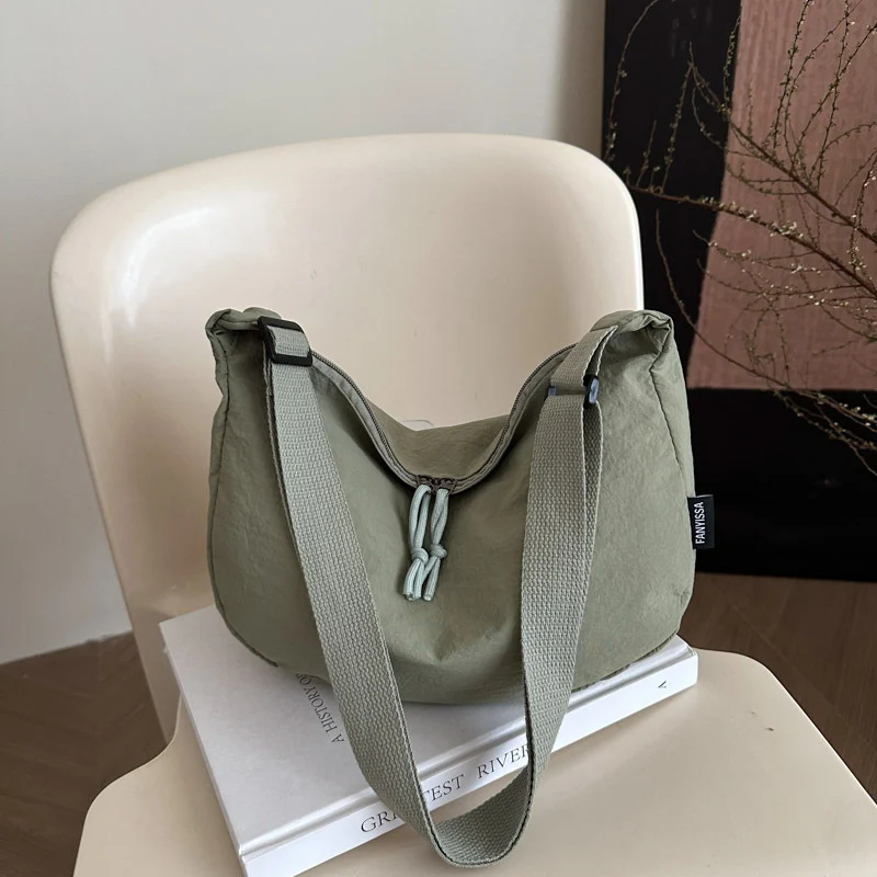 Bequeme lockere Schultertasche