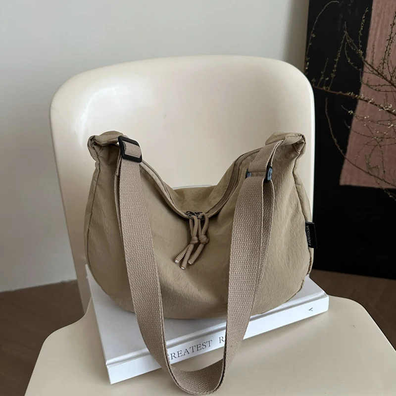 Bequeme lockere Schultertasche