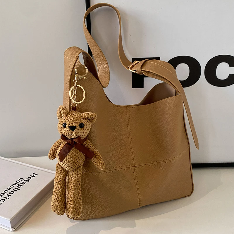 Lederhandtasche mit Teddy-Anhänger