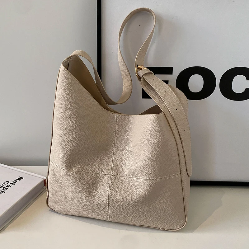 Lederhandtasche mit Teddy-Anhänger