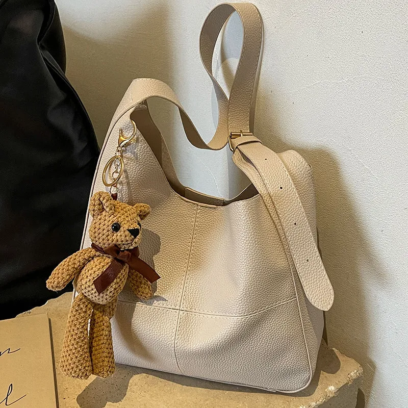 Lederhandtasche mit Teddy-Anhänger