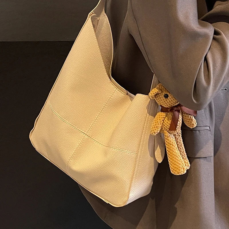 Lederhandtasche mit Teddy-Anhänger