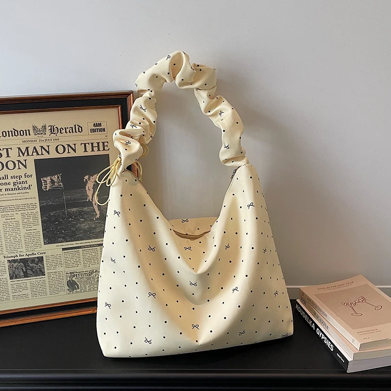 Lässige gepunktete schlabberige Handtasche